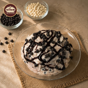 Cookies Cream Matho Ahmedabad with chocolate chips and cookie crumble